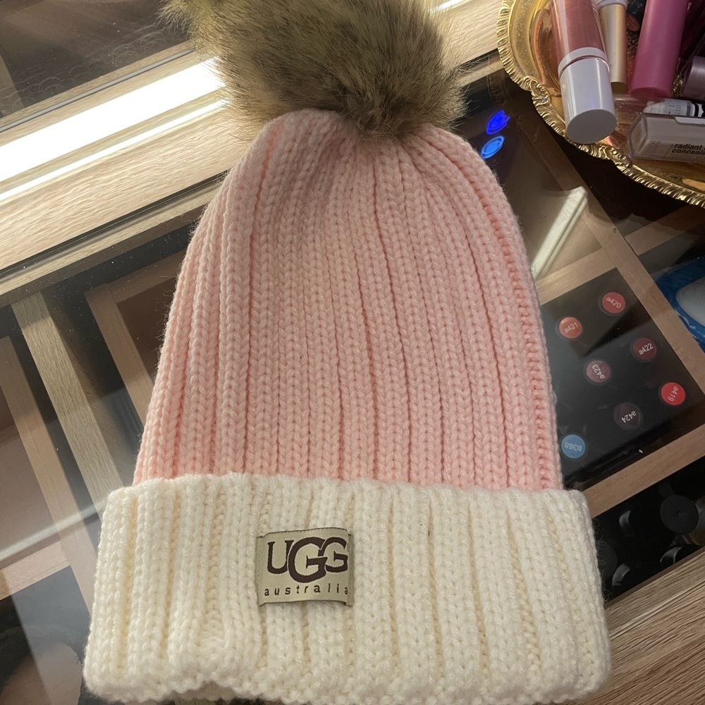 UGG women’s m Pink and Cream Knit Beanie with Pom Pom(NEW NEVER WORN)